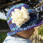 Chapeau cloche poupée aux couleurs dégradées turquoise, violet, bleu, blanc, kaki