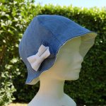 Chapeau en jeans réversible avec noeud en broche