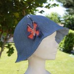 Chapeau cloche en jeans et carreaux bleu à fines rayures