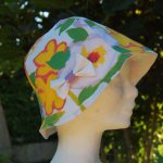 Chapeau en toile motif grosses fleurs, doublure blanche et noeud papillon