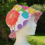 Chapeau adulte fleuri intérieur rose à petites fleurs