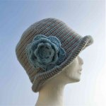 Chapeau cloche rayures taupe et bleu ciel