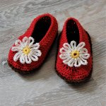 Chaussons crocheté main de couleur rouge semelle marron et marguerite sur le dessus