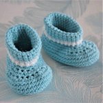Chaussons/bottines couleur turquoise bordure blanc crocheté main