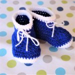 Paire de chaussures crochetées main de couleur bleues et blanches pour bébé 