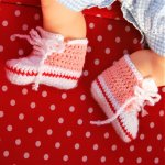Paire de baskets crochetées main de couleur rouges, roses et blanches pour poupée