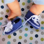 Paire de baskets bleues et blanches pour poupée crochetées main avec lacets 
