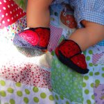 Paire de chaussons bleu marine et rouge avec bouton coeur blanc