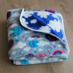 Couverture berceau pour bébé en polaire bleue nuages blancs et montgolfières 