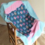 Couverture pour lit enfant hiboux nichoirs fleurs