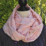 Foulard tour de cou en voile de coton rose et fleurs en relief