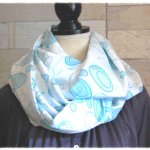Echarpe tour de cou en voile de couleur turquoise et blanc avec motifs cercles