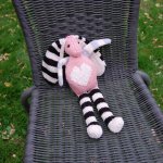 Doudou lapin à rayures avec coeur sur le ventre