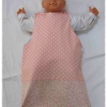 Gigoteuse été bébé en coton rose à pois blanc et ramage rose sur fond crème, intérieur
