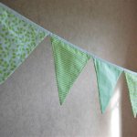 Guirlande de 10 fanions en coton motifs coordonnés vert, feuilles, vichy, uni, rayures