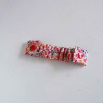 Bande attache masque petites fleurs et pressions rouges