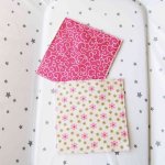 2 carrées en coton et polaire rose à pois, fleurs et volutes