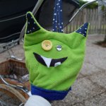 Moufle à sangle ou manchon gant monstre vert et bleu marine
