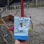 Moufle à sangle ou manchon gant monstre aux yeux vert et rouge