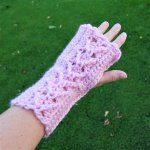 Paires de mitaines roses à torsades crochetées main
