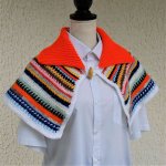 Chauffe épaule multicouleurs avec col et bouton bois