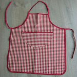 Tablier rouge à carreaux beige pour enfant  