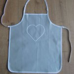 Tablier enfant 3-4 ans coton gabardine grise clair avec motif cœur au centre et biais coton blanc