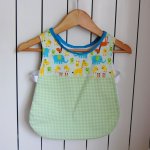 Tablier chasuble enfant 1 à 2 ans de couleur vichy vert en bas et haut motif animaux 