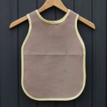 Tablier chasuble enfant en toile marron clair avec biais jaune clair