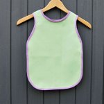 Tablier chasuble pour enfant 18/36mois en toile verte clair biais violet