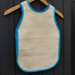 Tablier chasuble pour enfant en toile crème et biais bleu