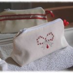 Trousse de toilette en toile beige et doublure satin rouge avec strass et ruban argent