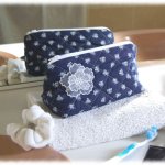 Trousse pour tous les jours en coton matelassé bleu marine à petites fleurs blanches et coton uni blanc