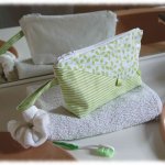pochette en coton vert et blanc, avec attache et zip, doublée de coton blanc