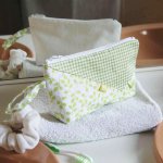 Trousse de toilette en coton blanc-vert, zip blanc  et rubans satin