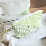 Trousse de toilette en coton vert et blanc avec rubans et zip blanc