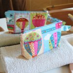 Trousse de toilette en coton turquoise rose motif montgolfières et intérieur beige, zip bleu ciel