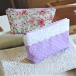 Trousse en coton motif roses et pois blanc sur fond violet, intérieur coton blanc à zip mauve