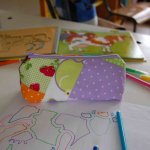 Trousse patchwork de différents tissus, zip mauve et intérieur gris