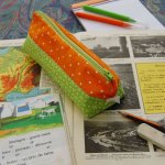 Trousse en coton orange à pois et vert à fleurs avec noeud blanc