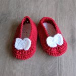 Paire de chaussons enfant crocheté main de couleur rouge et blanc