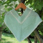 Poncho enfant 4-6ans crocheté main laine couleur vert d'eau et blanc cassé