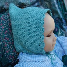 Bonnet vert avec deux cordelières pour poupée