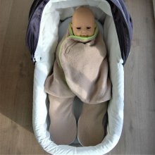 Couverture pour bébé en polaire marron clair et vert anis, pour le cosy, la nacelle, la poussette, le porte bébé.
