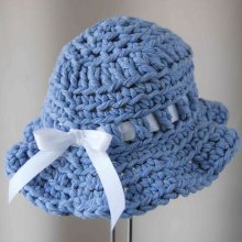 Chapeau poupée en coton bleu avec ruban et nœud blanc