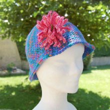 Chapeau cloche enfant bleu et fil multicouleurs