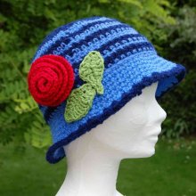Chapeau enfant bleu marine bleu roi avec rose rouge et feuilles