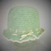 Chapeau poupée laine mohair vert pastel avec ruban crème