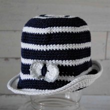 Chapeau cloche poupée couleur blanc, bleu marine et argent