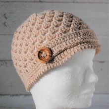 Chapeau enfant maille ajourée avec visière et deux boutons bois couleur taupe